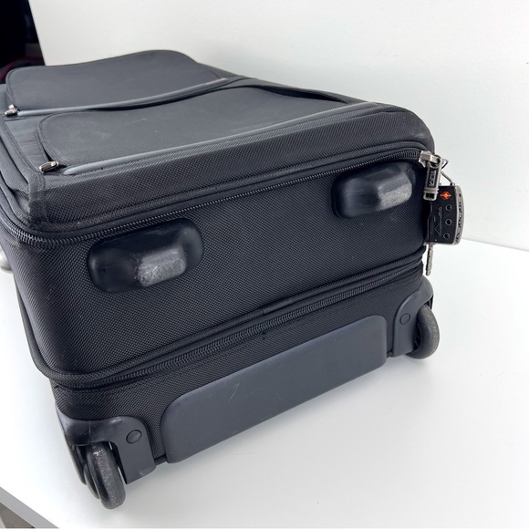 TUMI BLK UPRIGHT ROLLING EXPANDABLE +GARMENT SLEEVE #22034D4-CARRYON - Picture 10 of 16